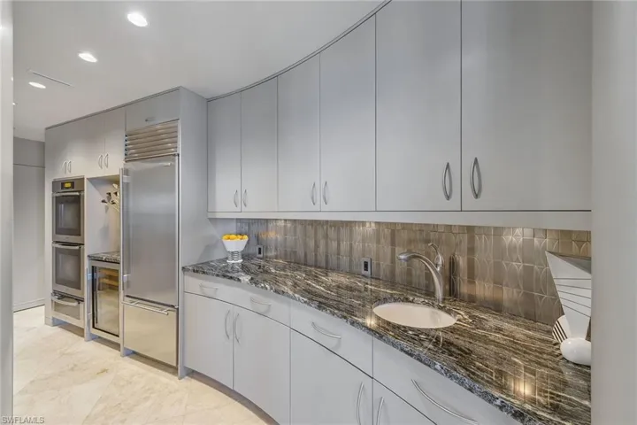 8111  Bay Colony  DR, Naples, FL 34108