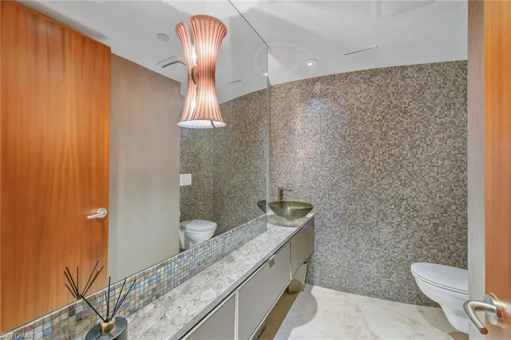 8111  Bay Colony  DR, Naples, FL 34108