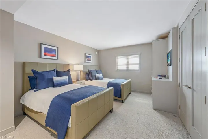 8111  Bay Colony  DR, Naples, FL 34108
