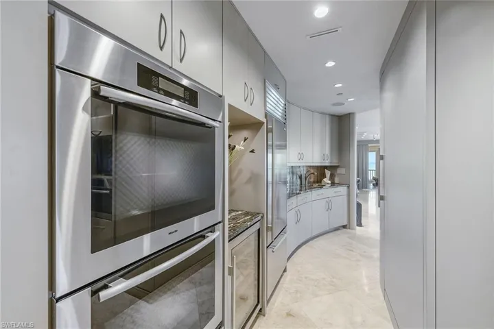 8111  Bay Colony  DR, Naples, FL 34108