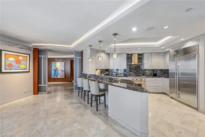8111  Bay Colony  DR, Naples, FL 34108