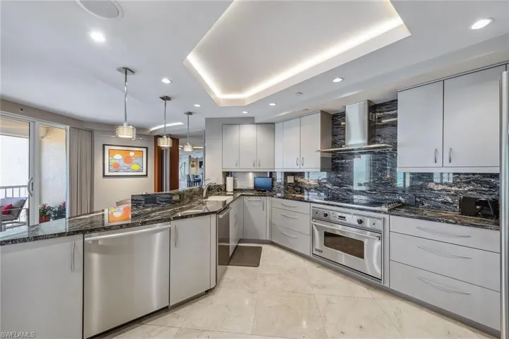 8111  Bay Colony  DR, Naples, FL 34108