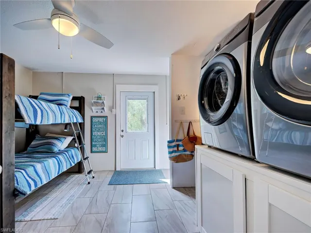 Laundry room with washer and dryer and a ceiling fan