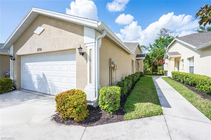 5716  Greenwood  CIR, Naples, FL 34112