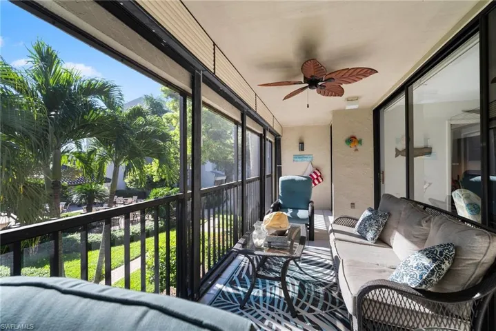 Sunroom / solarium with ceiling fan