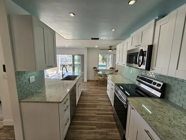 EAT-IN KITCHEN.  RECESSED LIGHTING.  NEW STAINLESS STEEL APPLIANCES.