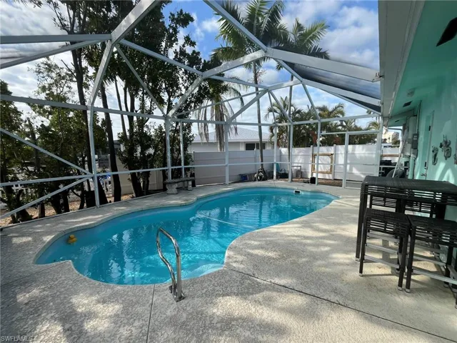 SPACIOUS SCREENED POOL