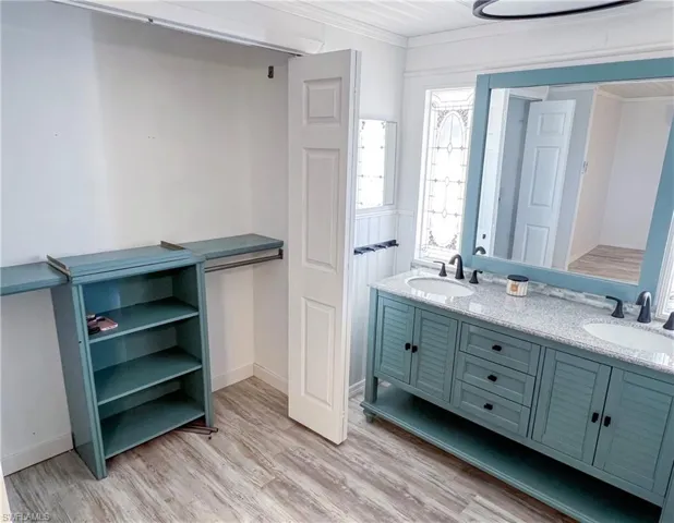 Primary En-suite Closet