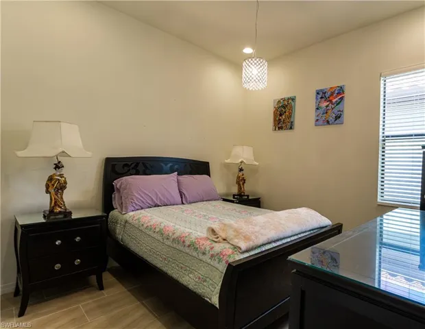 Guest bedroom 2 with TV. Queen Size Bed.