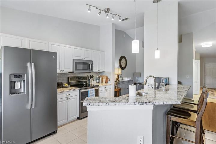 2865 Cypress Trace CIR # 202, NAPLES FL 34119
