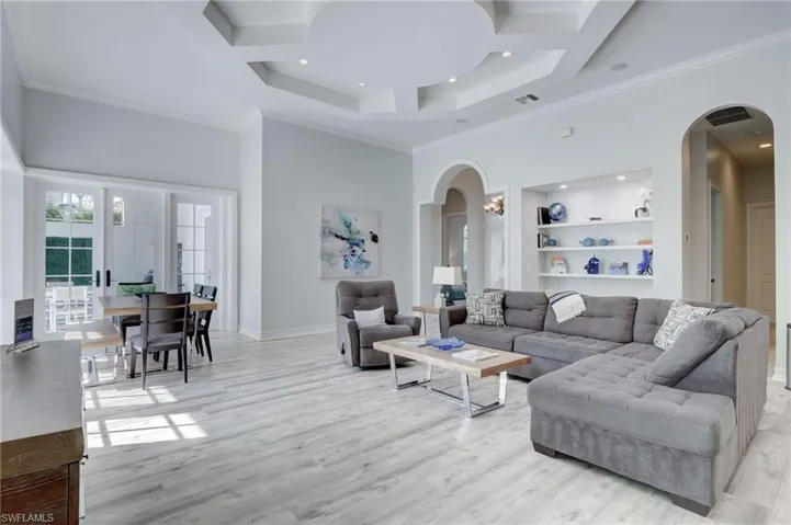 586 S Golf  DR, Naples, FL 34102