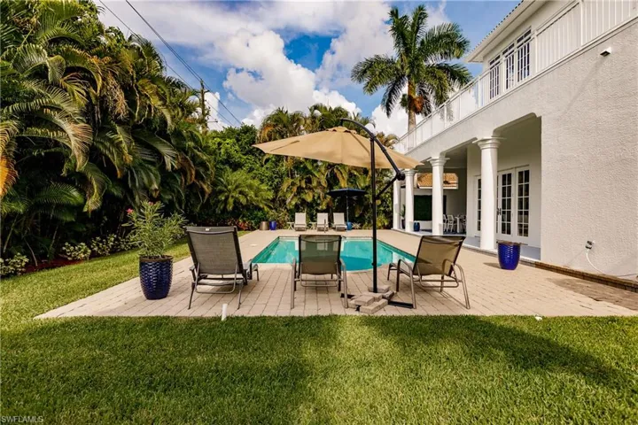 586 S Golf  DR, Naples, FL 34102