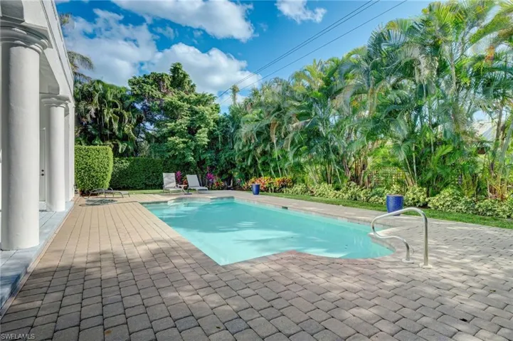 586 S Golf  DR, Naples, FL 34102