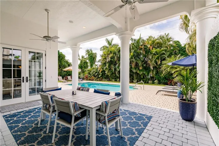 586 S Golf  DR, Naples, FL 34102