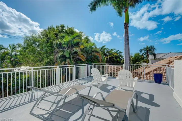 586 S Golf  DR, Naples, FL 34102