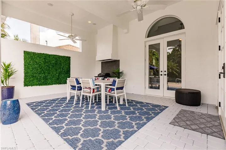586 S Golf  DR, Naples, FL 34102