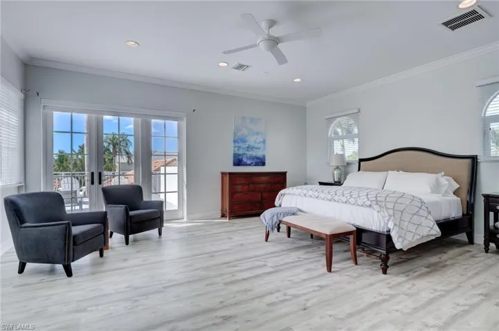 586 S Golf  DR, Naples, FL 34102