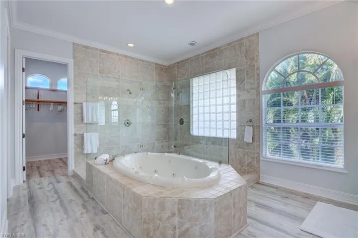 586 S Golf  DR, Naples, FL 34102
