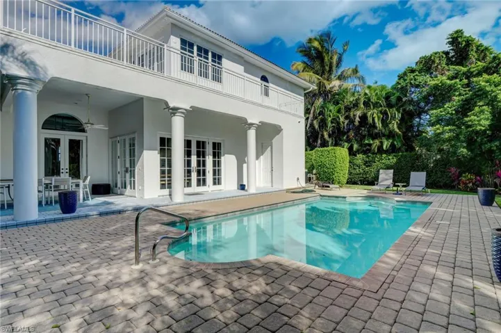 586 S Golf  DR, Naples, FL 34102