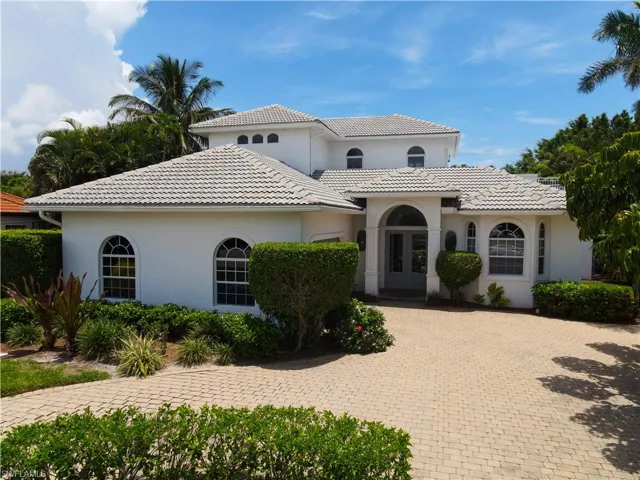 586 S Golf  DR, Naples, FL 34102