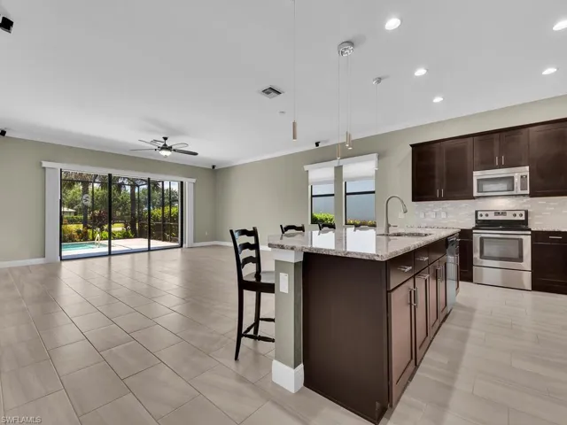 Kitchen w/ Island