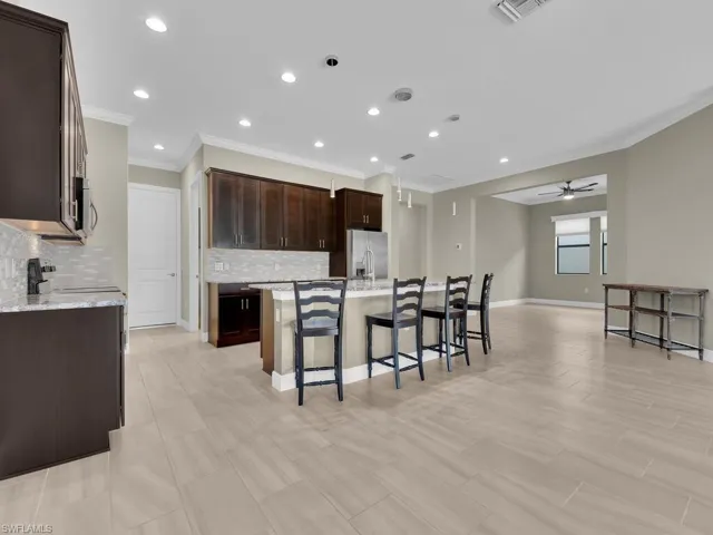 Kitchen w/ Breakfast Bar