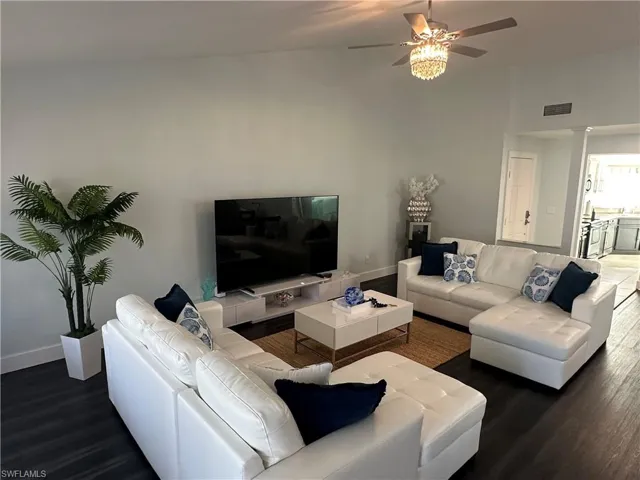 9828  Luna  CIR, Naples, FL 34109