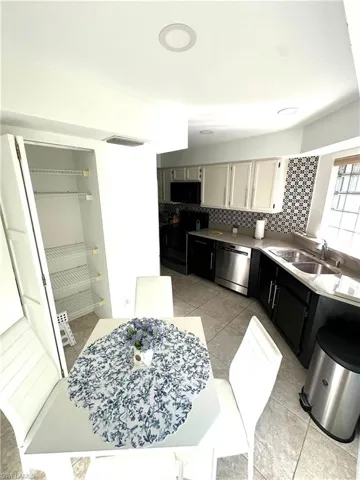 9828  Luna  CIR, Naples, FL 34109