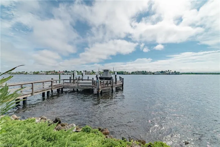 883  Galleon  DR, Naples, FL 34102
