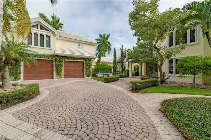 883  Galleon  DR, Naples, FL 34102