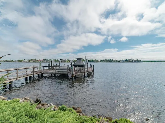 883  Galleon  DR, Naples, FL 34102