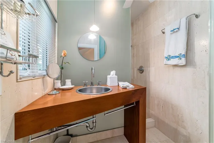 883  Galleon  DR, Naples, FL 34102