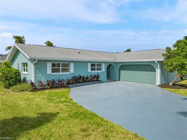 Ranch-style house with roof with shingles, driveway, stucco siding, and an attached garage
