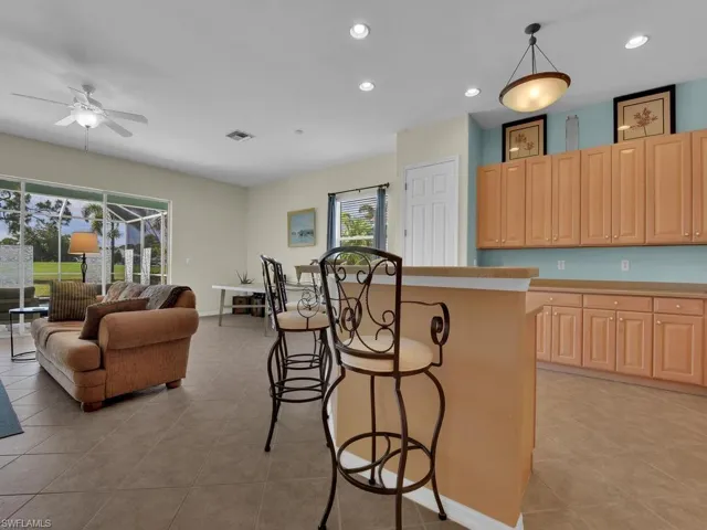 Kitchen w/ Breakfast Bar