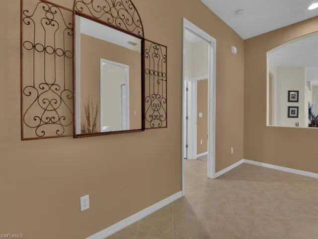 Foyer w/ Flex Area