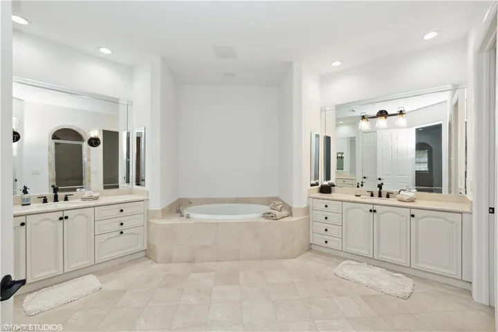 Master Bath - Two Sinks - Jetted Tub