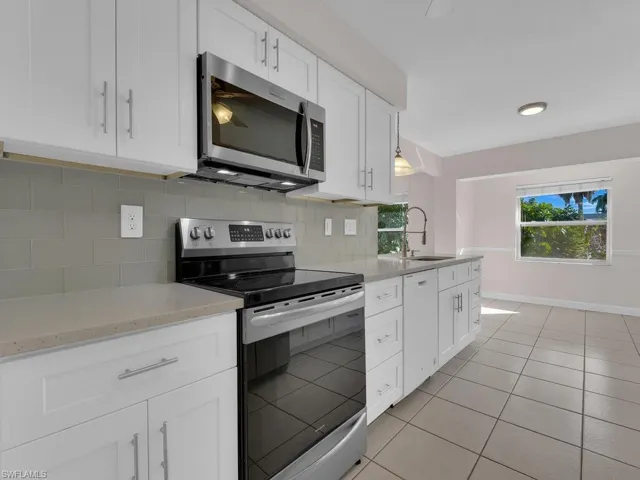 Kitchen w/ Pantry