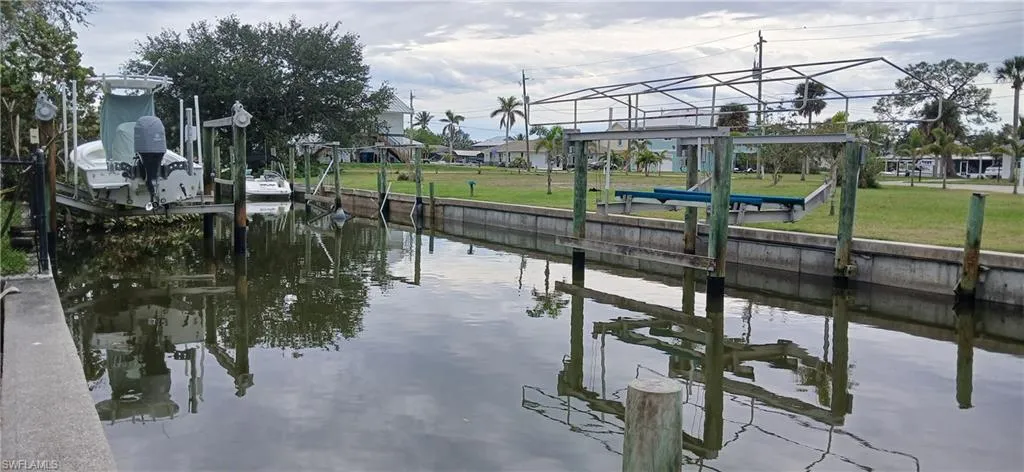 Quick boating access to Estero Bay