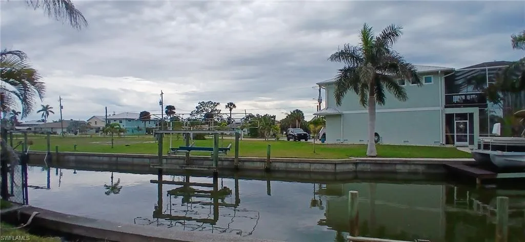Nice canal and only minutes to the bay
