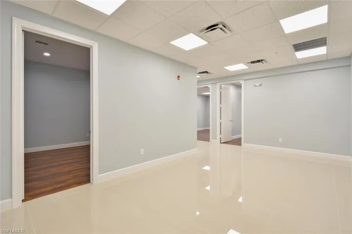 Tiled empty room with a drop ceiling