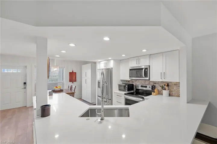 876  Gulf Pavilion  DR, Naples, FL 34108