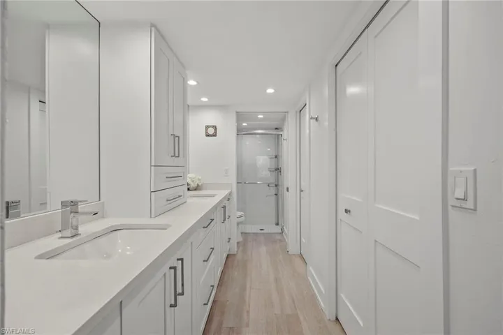 876  Gulf Pavilion  DR, Naples, FL 34108