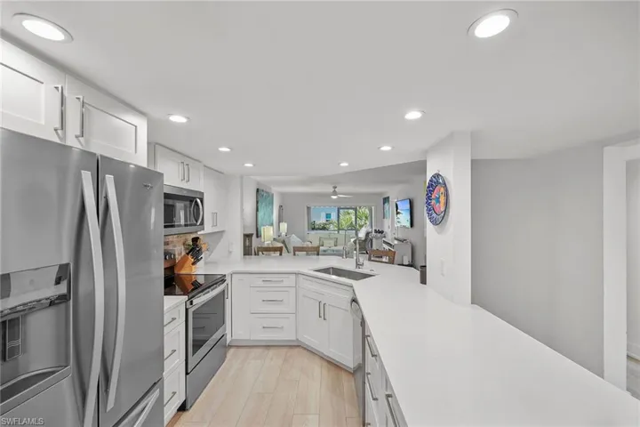 876  Gulf Pavilion  DR, Naples, FL 34108