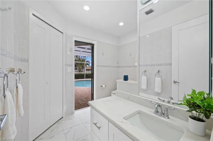Main floor Guest Bath / Pool Bath