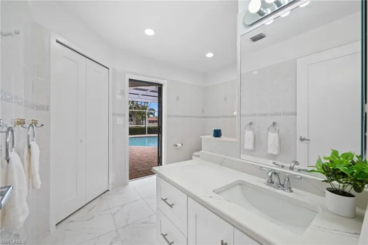 Main floor Guest Bath / Pool Bath