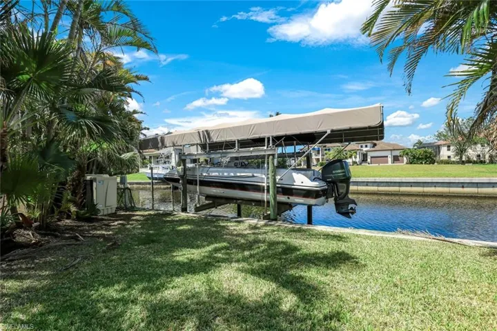 COVERED 10,000 pound boat lift.