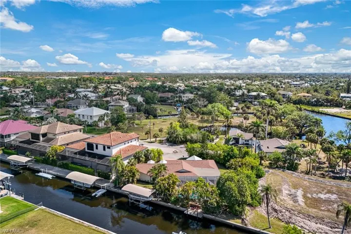 Minutes to Downtown Bonita Springs.