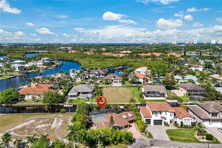MINUTES to the Gulf by BOAT from your backyard!