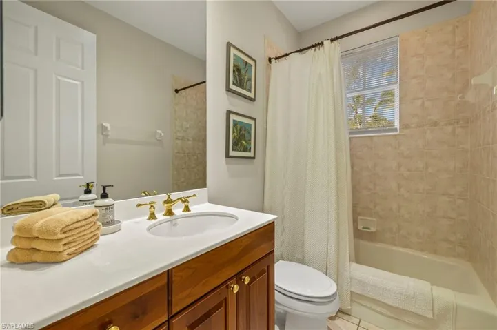 2621  ESTRELLA  CT, Naples, FL 34109