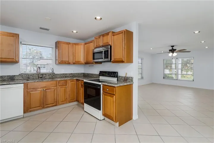 180  Cypress E WAY, Naples, FL 34110